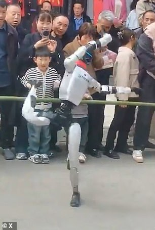 Rogue Robot Slaps Boy During Dance Performance in Shaanxi; Bystanders Call It Dangerous
