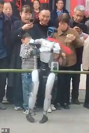 Rogue Robot Slaps Boy During Dance Performance in Shaanxi; Bystanders Call It Dangerous