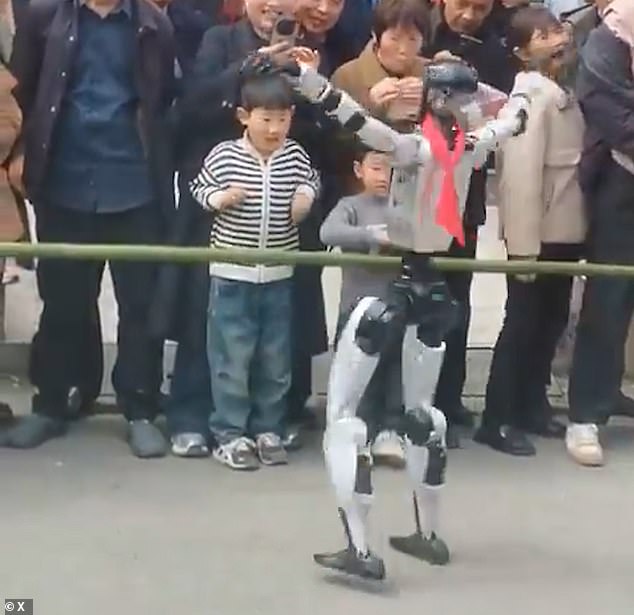 Rogue Robot Slaps Boy During Dance Performance in Shaanxi; Bystanders Call It Dangerous