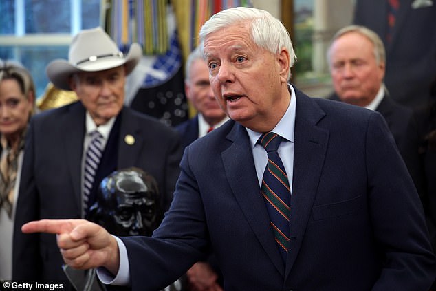 Chris Christie Exposes GOP Hypocrisy: Public Praise for Trump, Private Criticism Behind Closed Doors