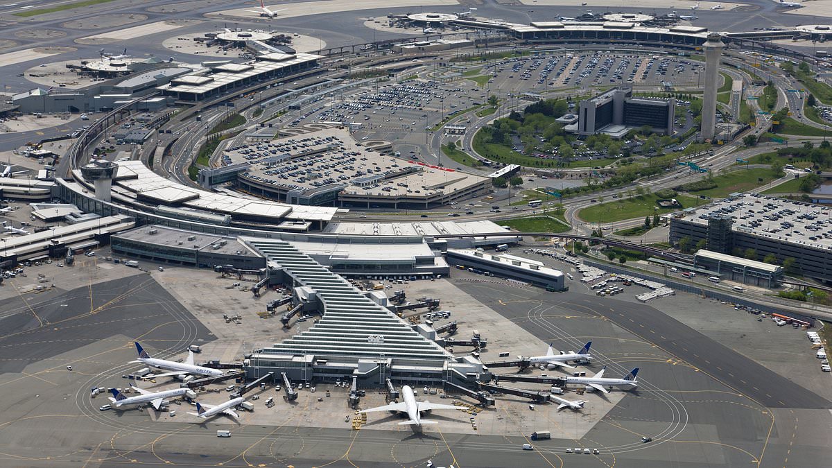 JetBlue Flight Forced to Emergency Landing at Newark Airport Due to Engine Failure, Leaving Hundreds Stranded