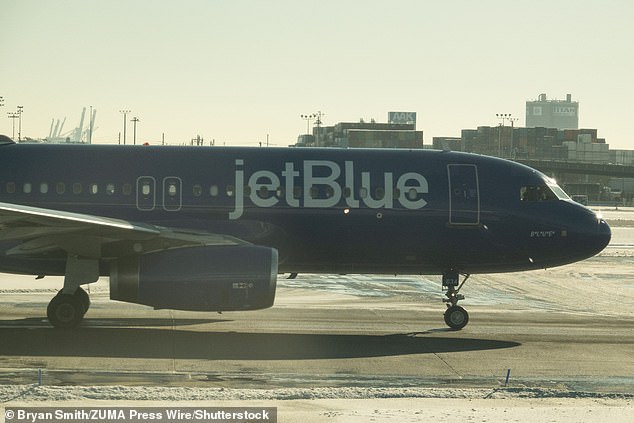 JetBlue Flight Forced to Emergency Landing at Newark Airport Due to Engine Failure, Leaving Hundreds Stranded