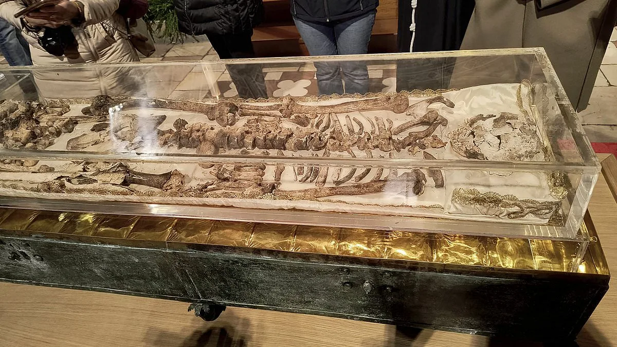 Historic Unveiling of St. Francis of Assisi's Remains Marks 800th Anniversary, Attracting Hundreds of Thousands of Pilgrims
