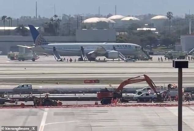 Sudden Engine Failure Forces United Flight to Emergency Landing at LAX