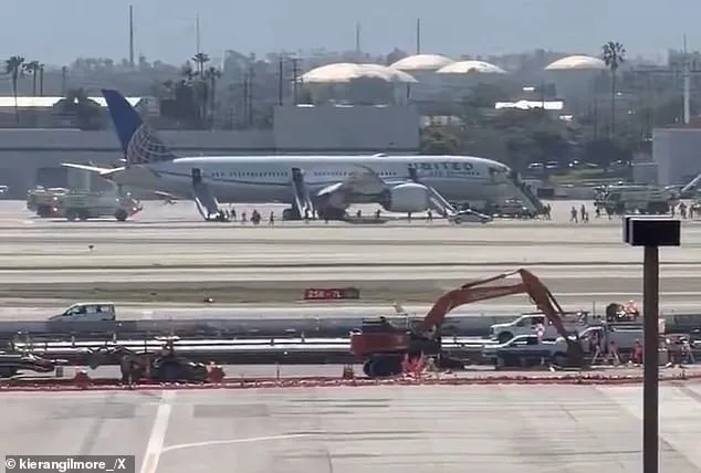 Sudden Engine Failure Forces United Flight to Emergency Landing at LAX
