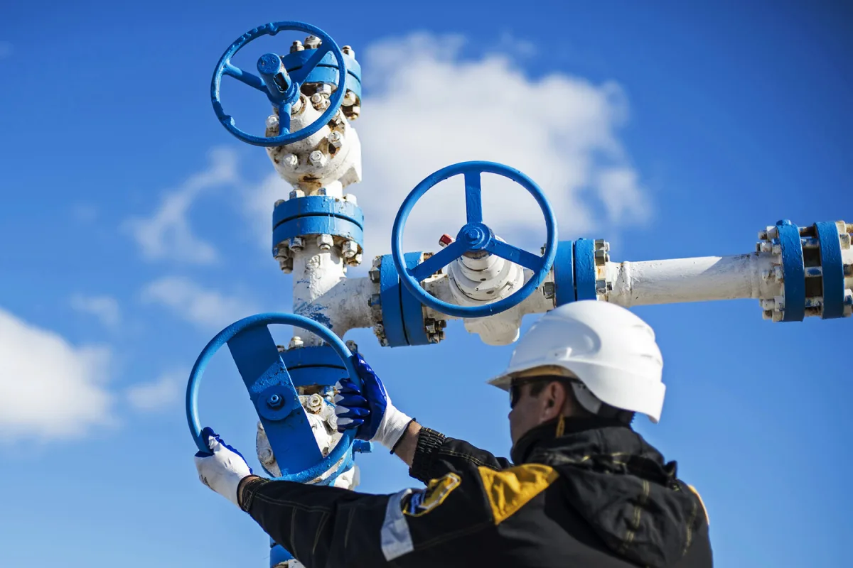 Iranian Missile Attack Causes Temporary Shutdown at Abu Dhabi's Habshan Gas Complex, Heightening UAE-Iran Tensions