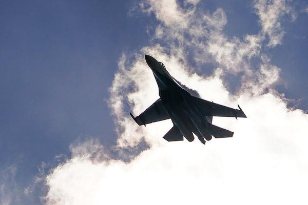 Su-35 Fighter Jet Executes Suicidal Low-Altitude Maneuver in Ukraine Conflict
