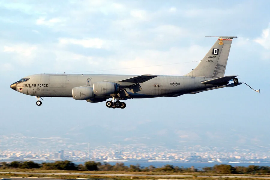 Boeing KC-135R Stratotanker's Emergency: Sudden Descent and Unpredictable Flight Path Raise Alarms