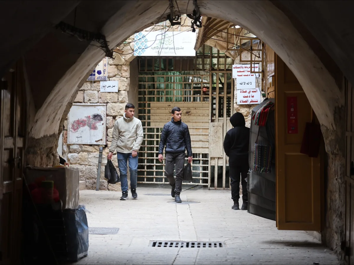 Israeli Forces Tighten Control on Hebron's Ibrahimi Mosque, Mirroring Al-Aqsa Restrictions