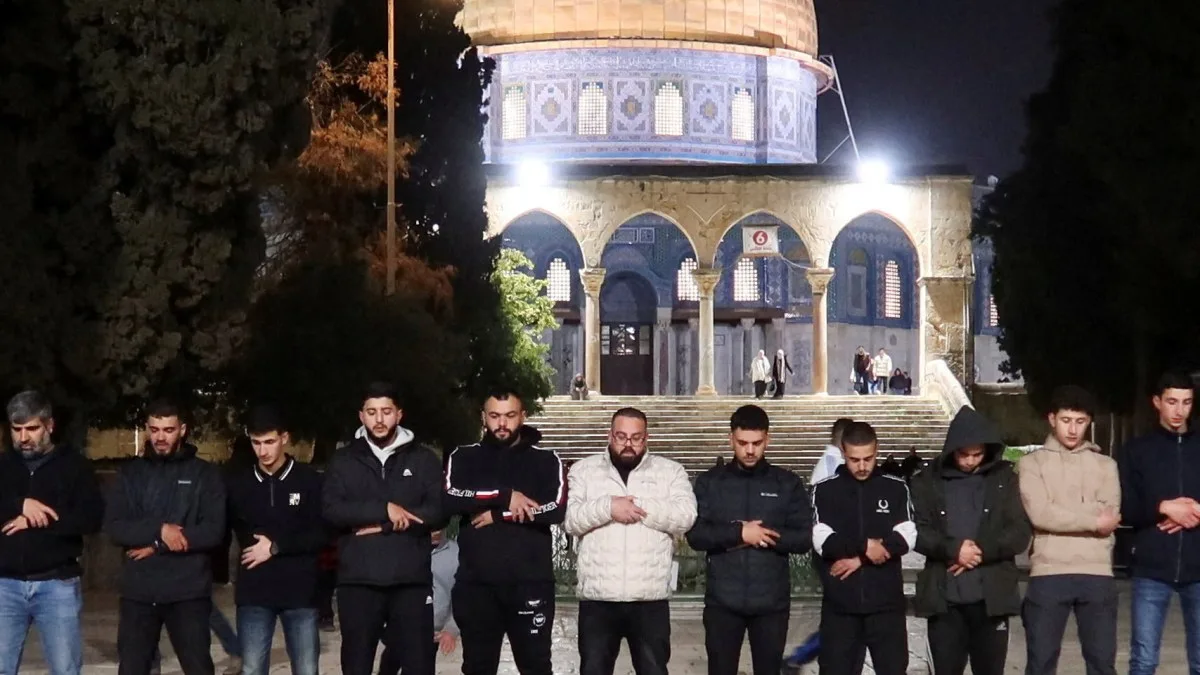 Al-Aqsa Mosque Reopens to Palestinian Worshippers After 40-Day Closure, Thousands Attend Morning Prayer