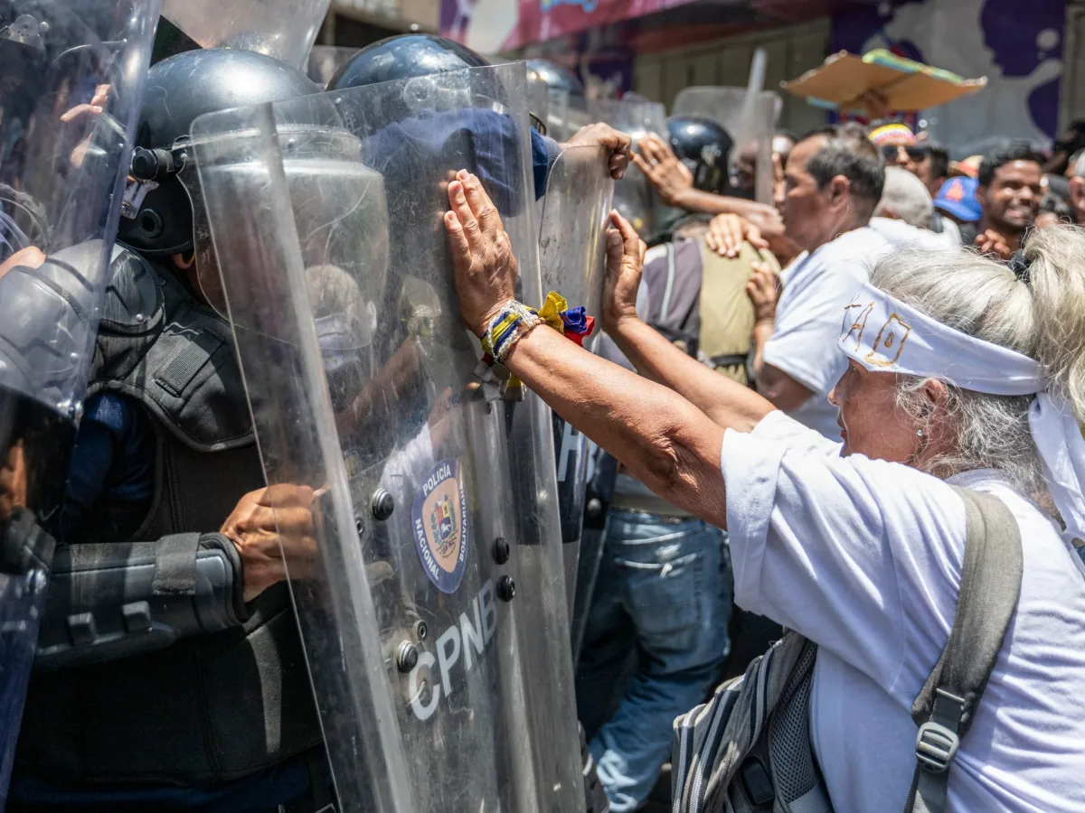 Venezuelan Police Block Protests Over Wages and Pensions as Economic Crisis Deepens